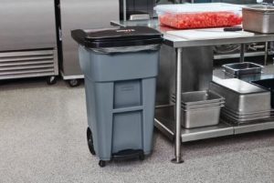 BRUTE® CONTENEUR INCLINABLE À PÉDALE AVEC ROULETTES 32 GAL GRIS