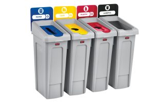 Station de recyclage à 4 voies / déchets, papier, plastique, bouteilles