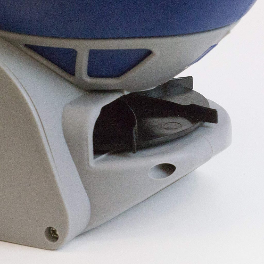 Manual salt spreader with crank