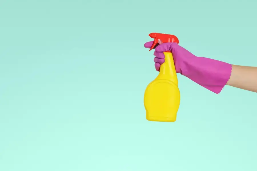 Produits nettoyants et désinfectants alignés sur une tablette