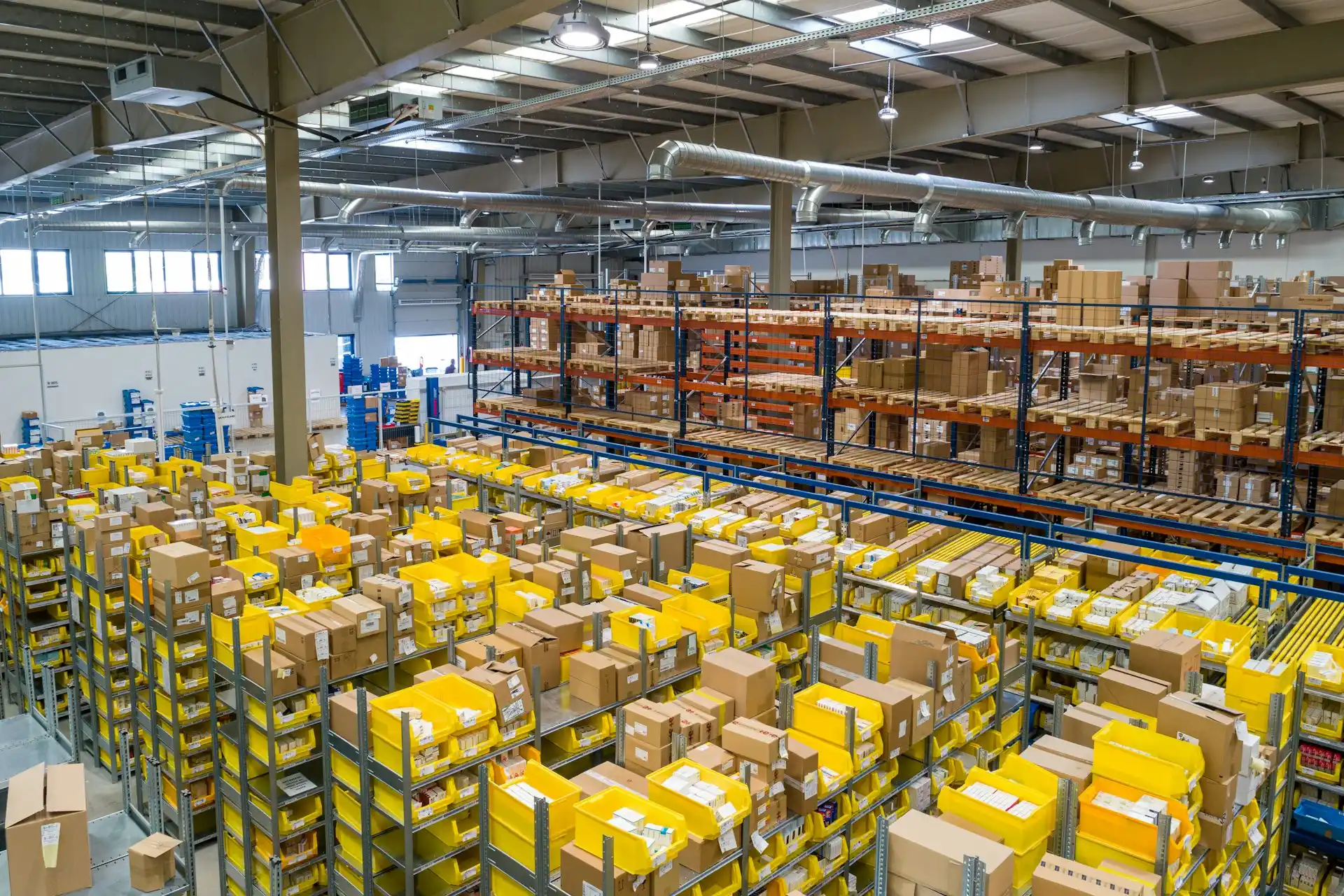 Allée d'entrepôt remplie de produits sur palettes